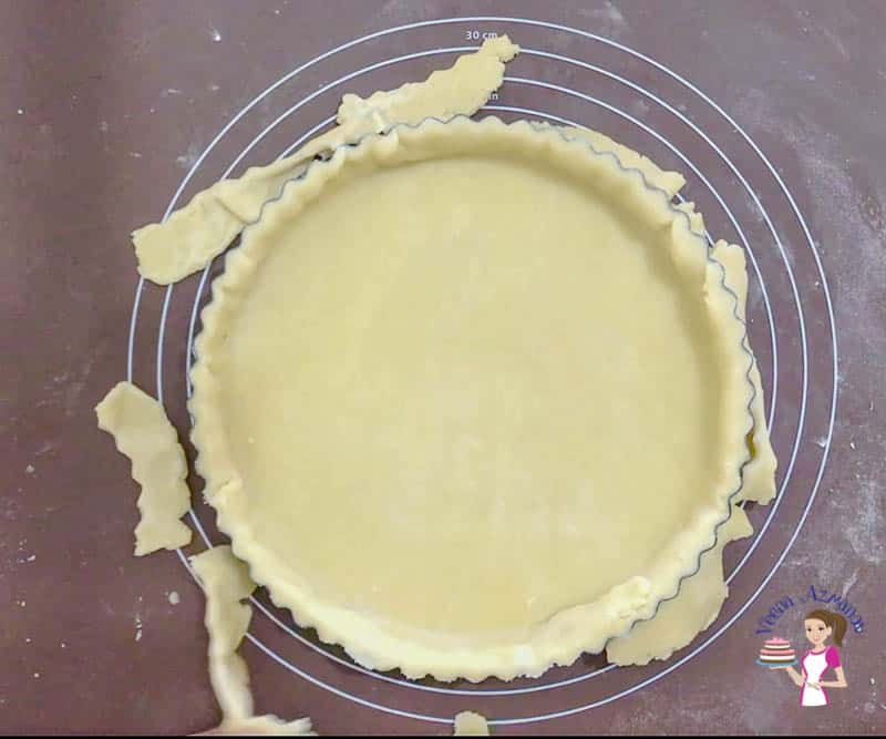 Prepare the shortcrust pastry for the flan baked custard tart
