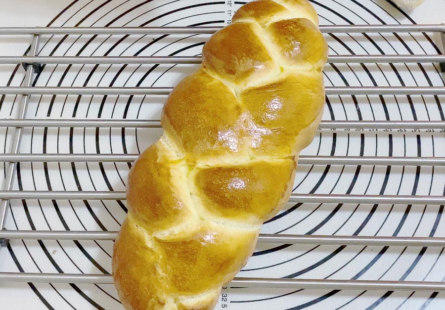Shaping and braiding the challah