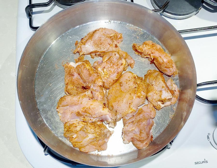 Marinate the chicken for the rice with turmeric