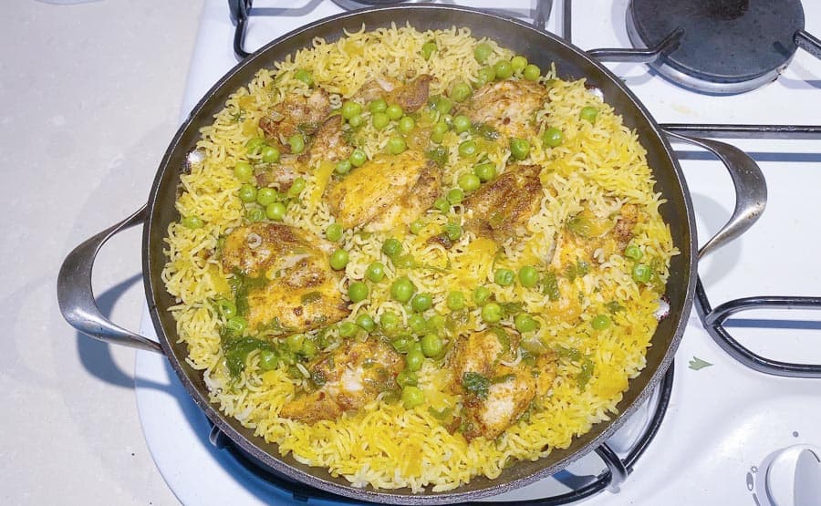 How to make a skillet rice with Turmeric, chicken and peas