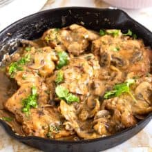 Skillet with chicken with mushrooms.
