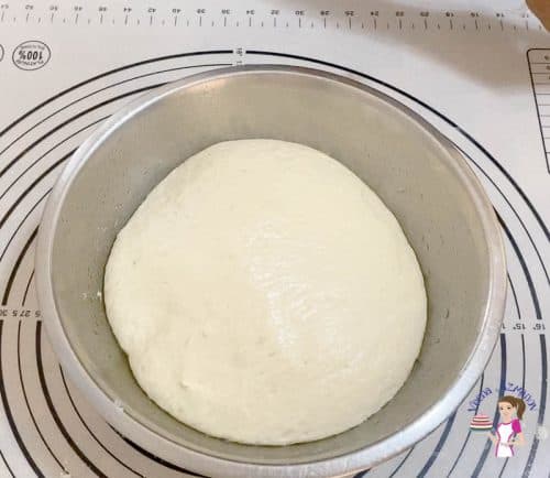 Prepare the pizza crust from scratch for Margherita