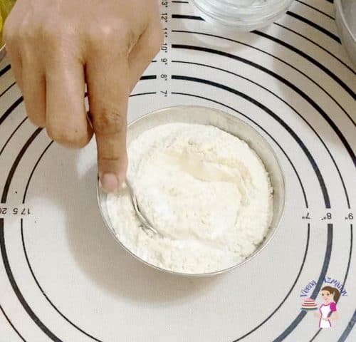Combine the dry ingredients for cookies