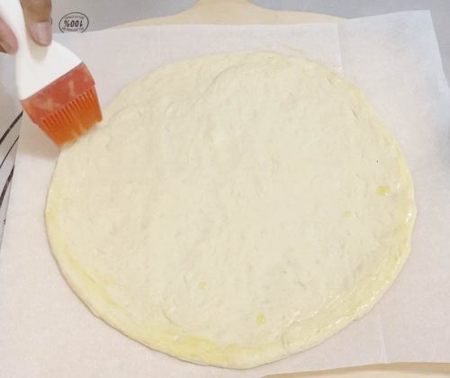 Brush the edges crust of the pizza with oil