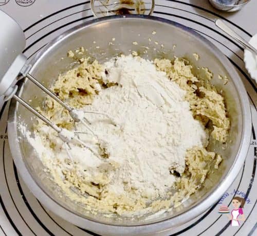 Prepare the cookie dough with cardamom and coffee flavor