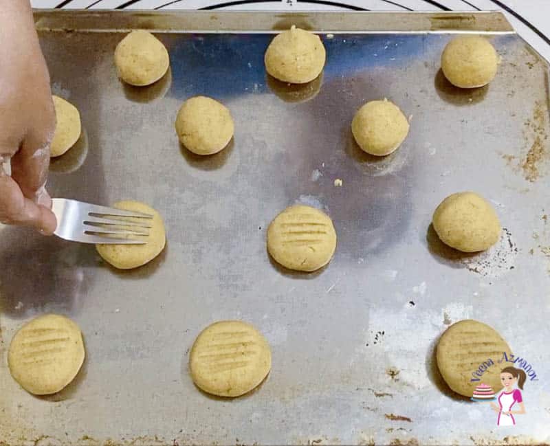 Prepare the cookie dough with cardamom and coffee flavor