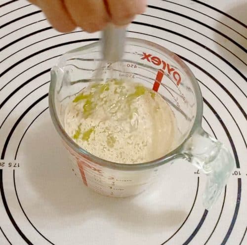 Prepare the dough for pizza with white sauce