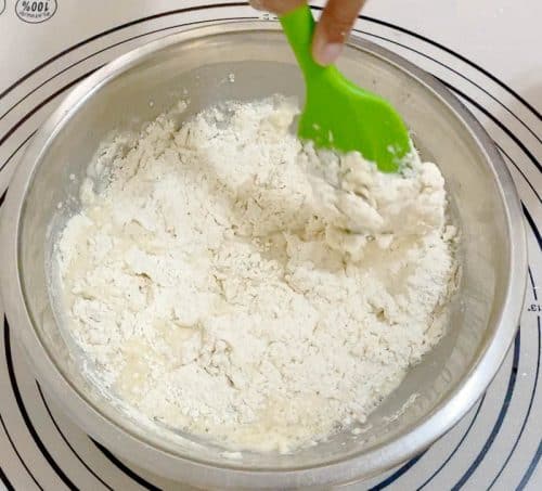 Prepare the dough for pizza with white sauce