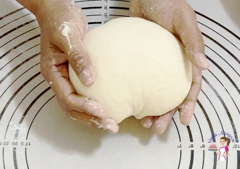 Proove the pizza dough for the pizza with pepperoni