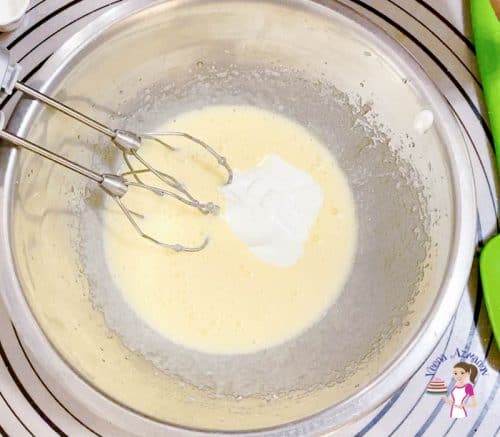 Whip the egg with sugar and oil - muffin batter