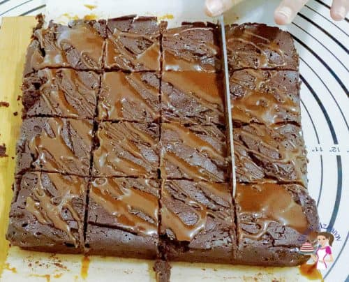 Cut the brownies into 16 squares