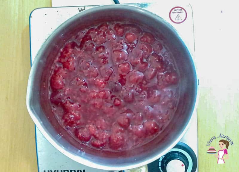 A bowl raspberry sauce.