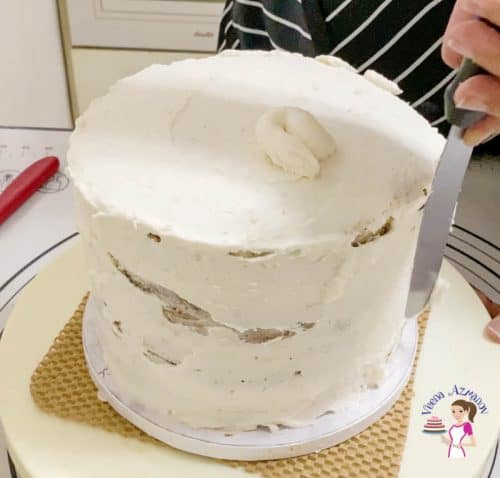 Add more white chocolate buttercream on the raspberry cake