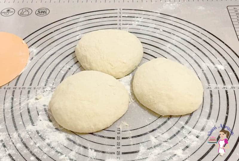 How to make homemade pizza with a no-knead dough recipe