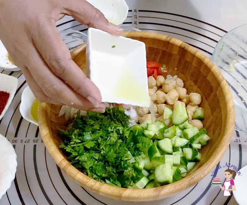 How to make a salad with chick peas and middle eastern flavors