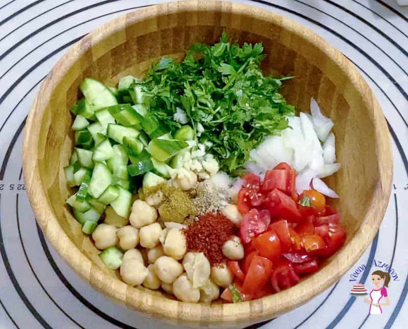 How to make a salad with chick peas and middle eastern flavors