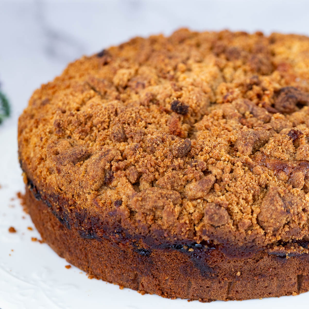 A cake stand with crumb cake.