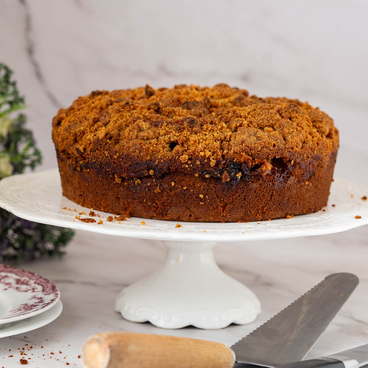 A cake stand with crumb cake.