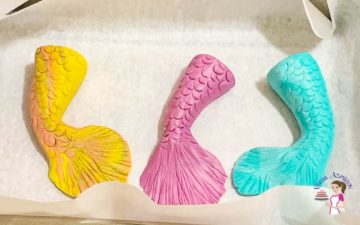 Prepare the mermaid tails for the cake