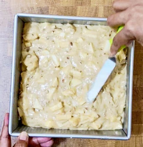 Spread the apple cake batter in the pan