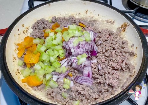 How to make a casserole with ground beef topped with cheddar biscuits