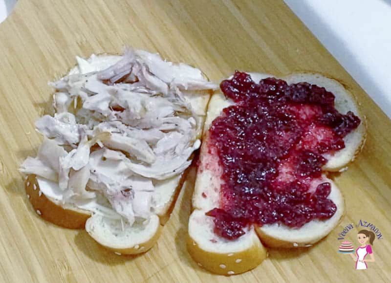 Open sandwich with chicken and cranberry sauce
