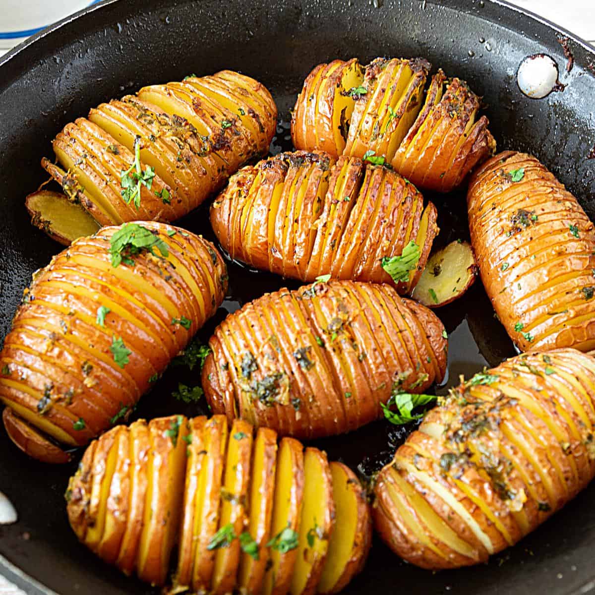 A skillet with hasselback potatoes.