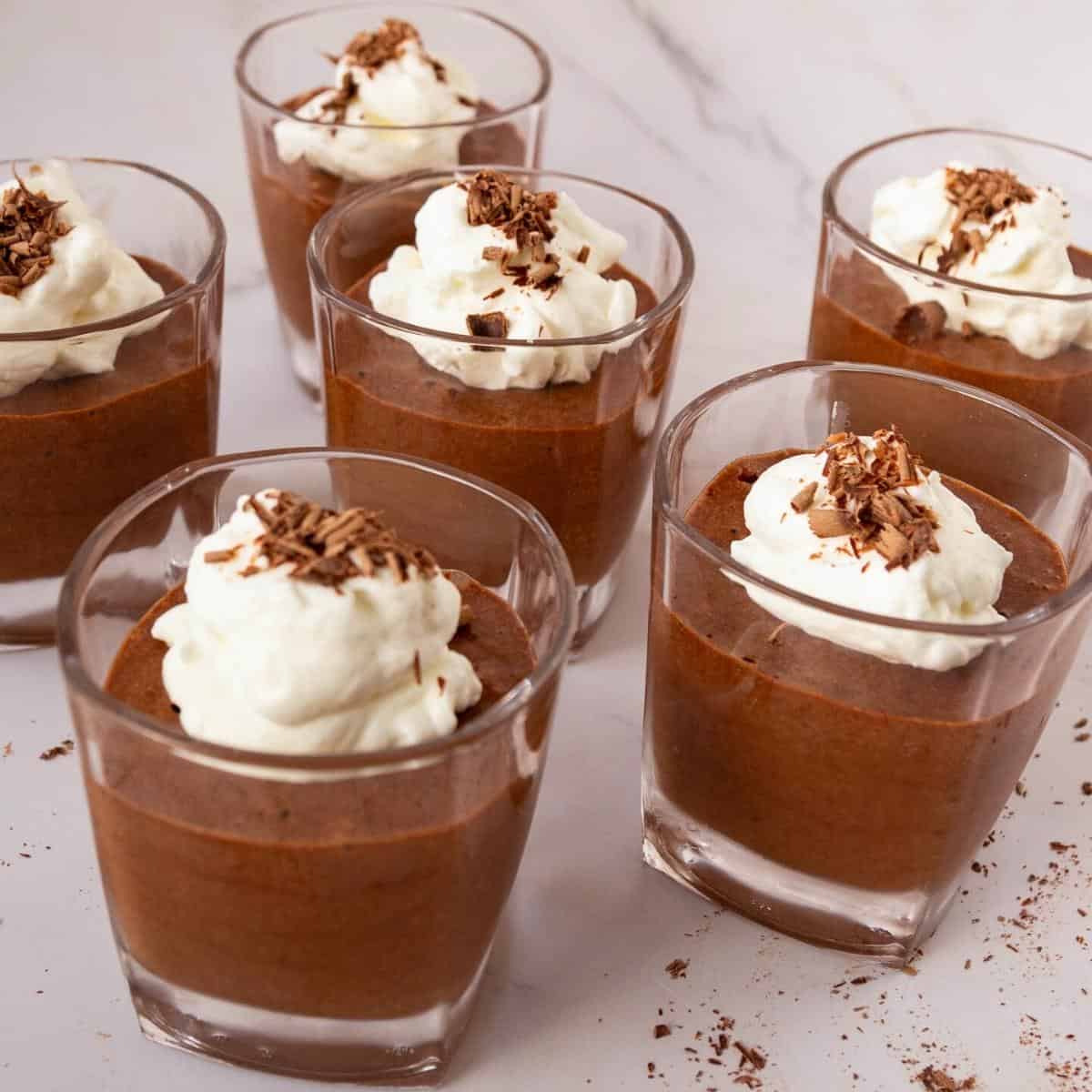 Glasses with mousse made with chocolate.