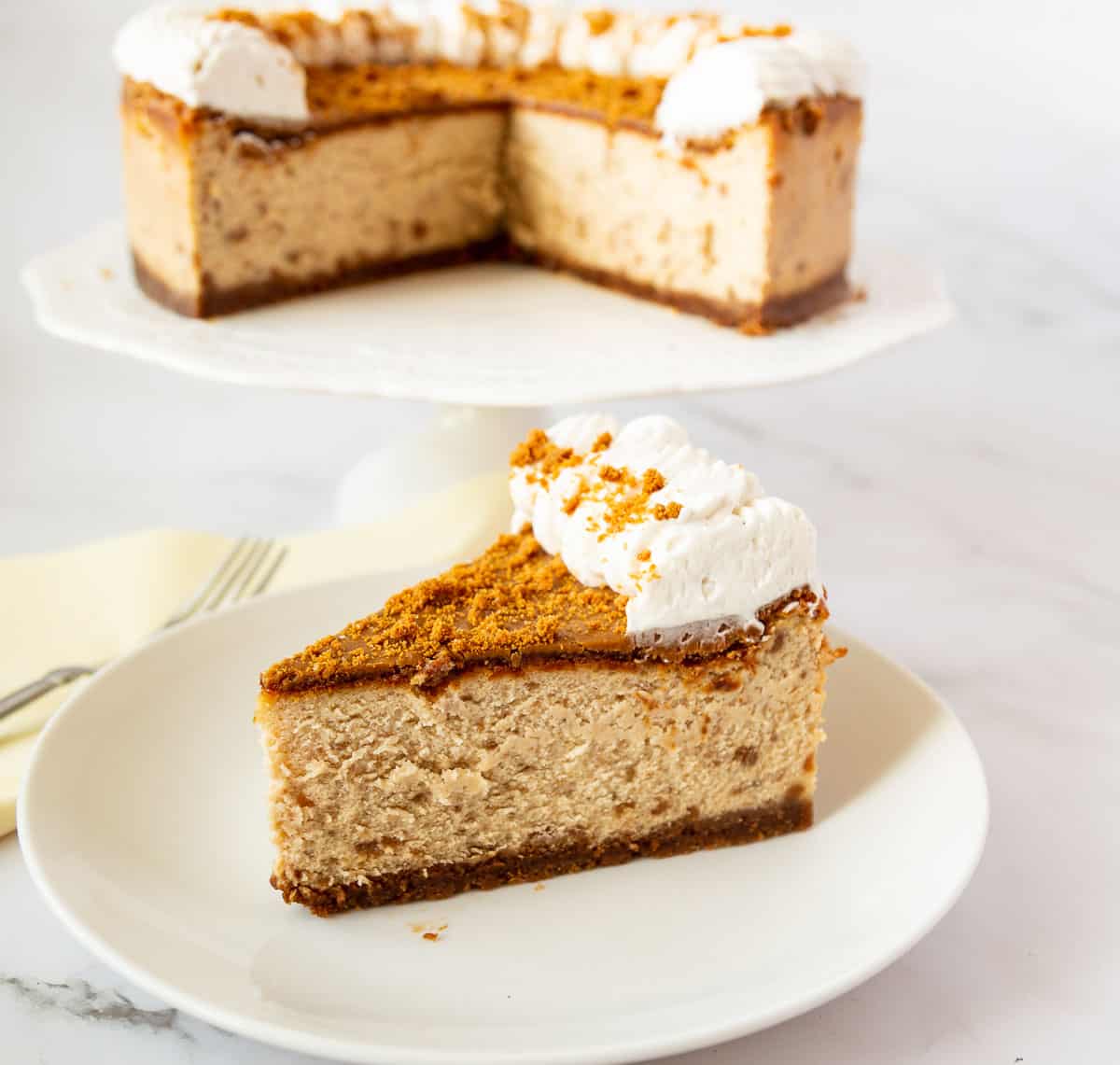 Slice of cheesecake with biscoff.