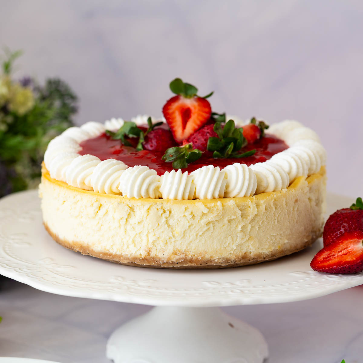 Baked cheesecake on the cake stand.