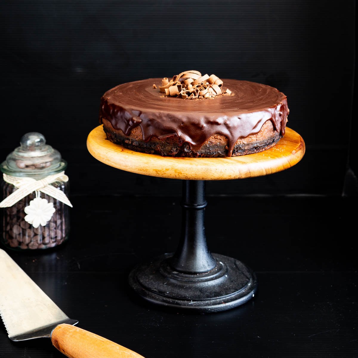 A cake stand with baked cheesecake.