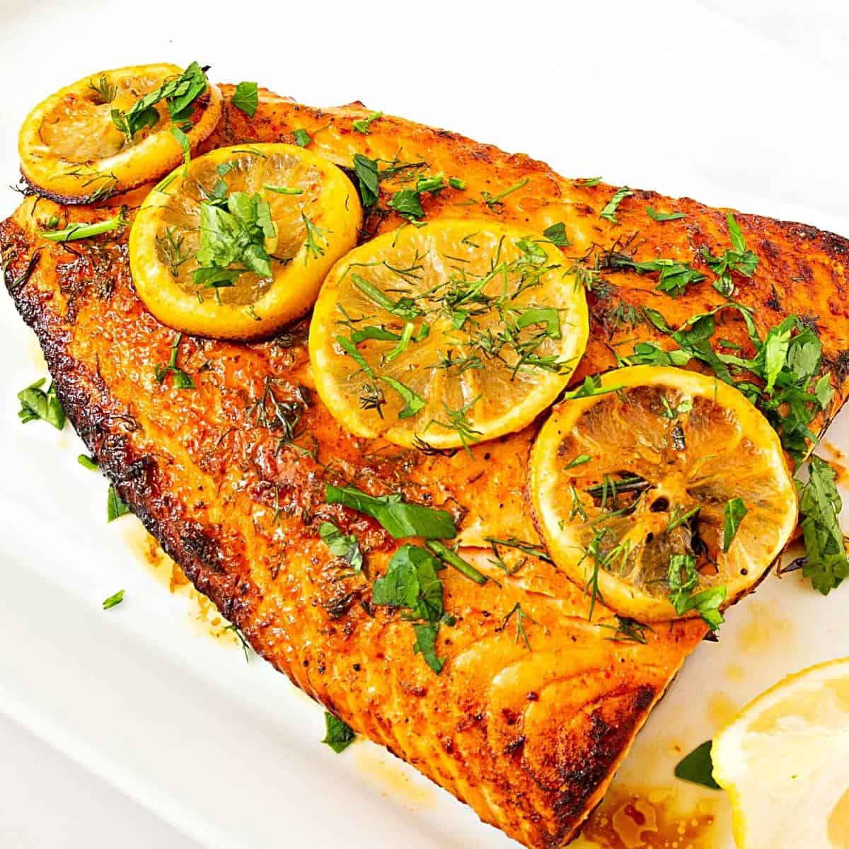 Baked salmon topped with lemon slices.