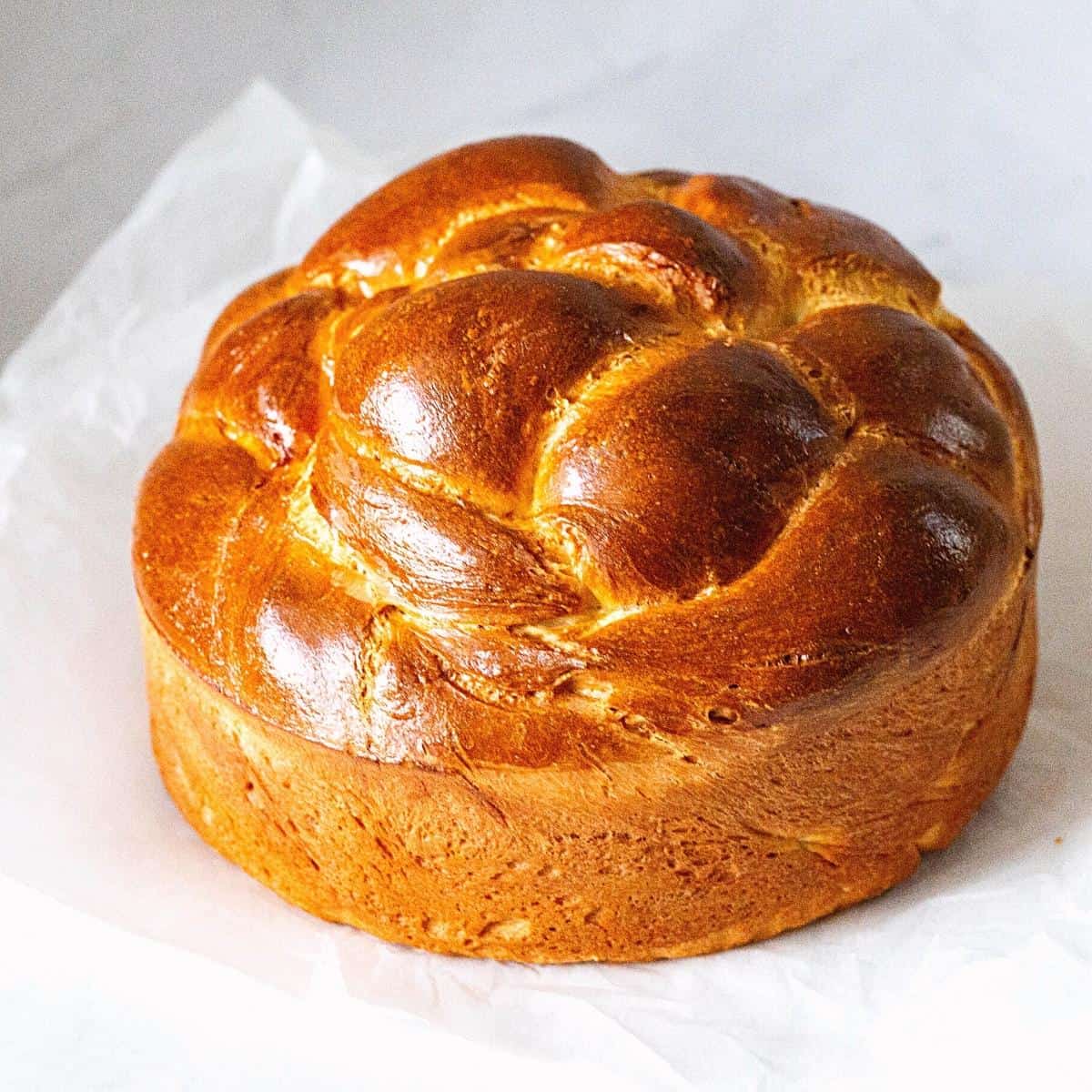 Round challah on the table.