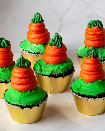 Cupcakes with frosting carrots.