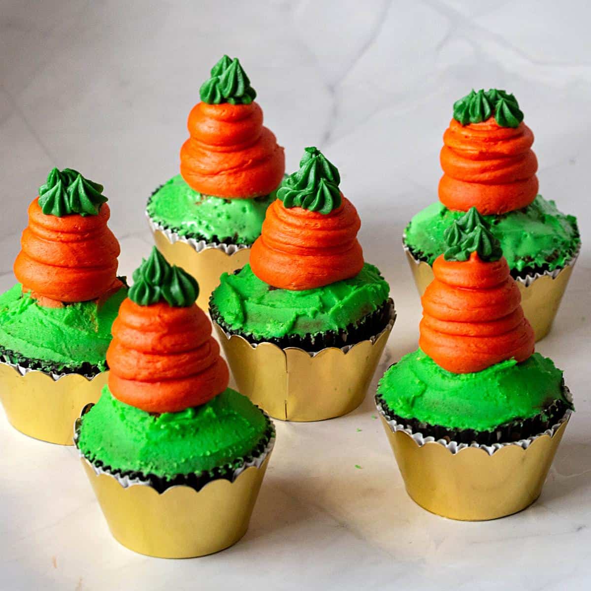 Cupcakes with frosting carrots.