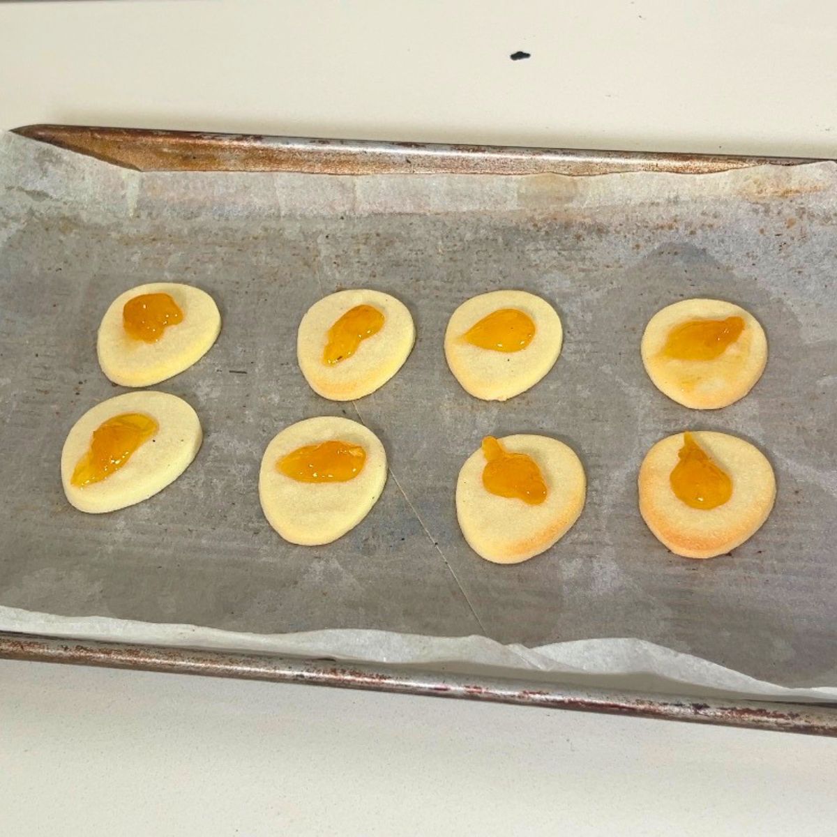 Egg shaped bottom cookie with apricot jam.