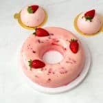 A dessert glaze with gelatin glaze.