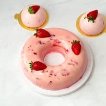 A dessert glaze with gelatin glaze.