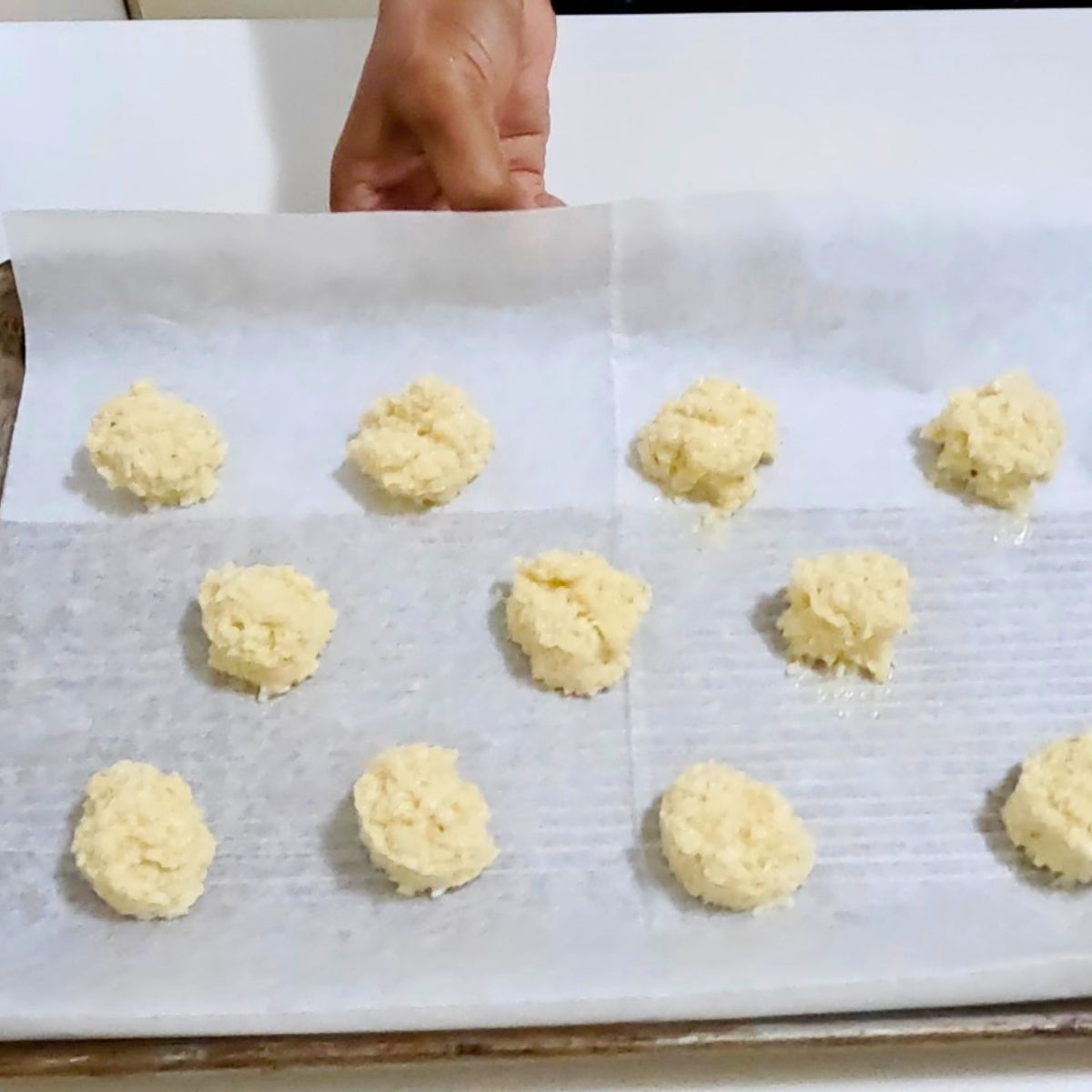 Unbaked macroons on a tray .