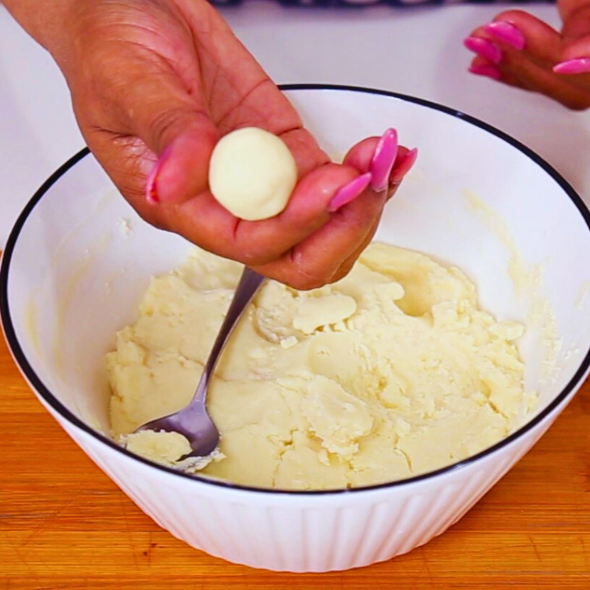 A bow with white chocolate truffles.