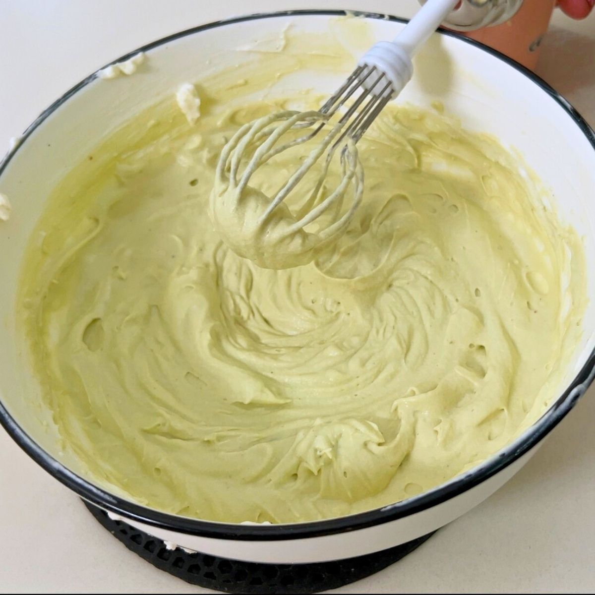 A bowl making pistachio cream.