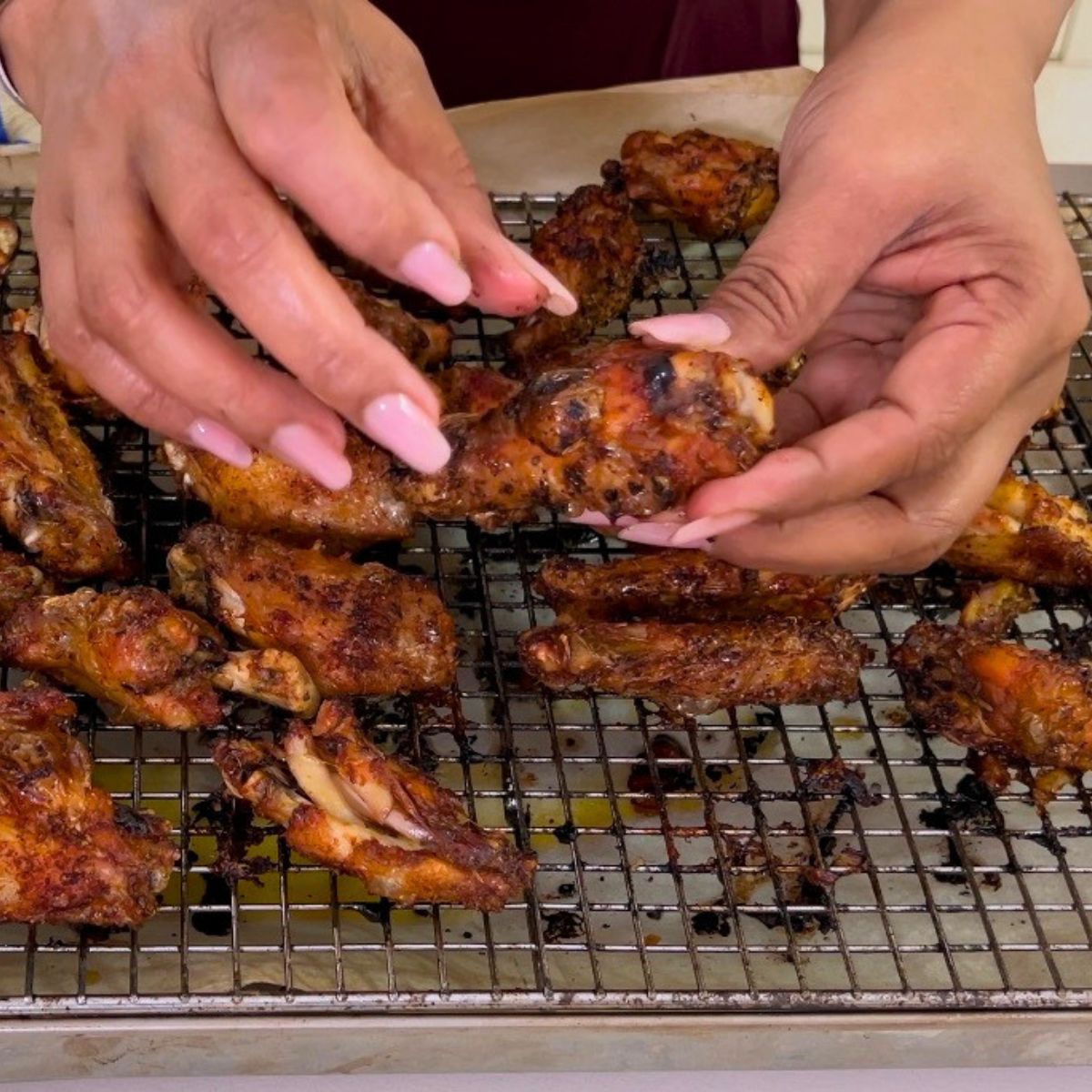 Fresh baked chicken wings on the wire rack.
