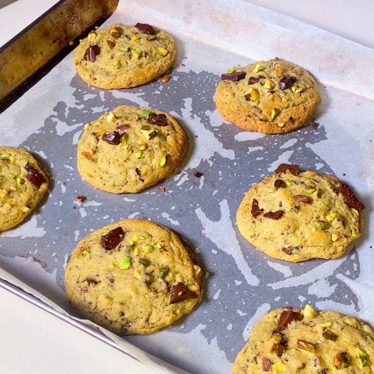 Fresh baked cookies on the tray.