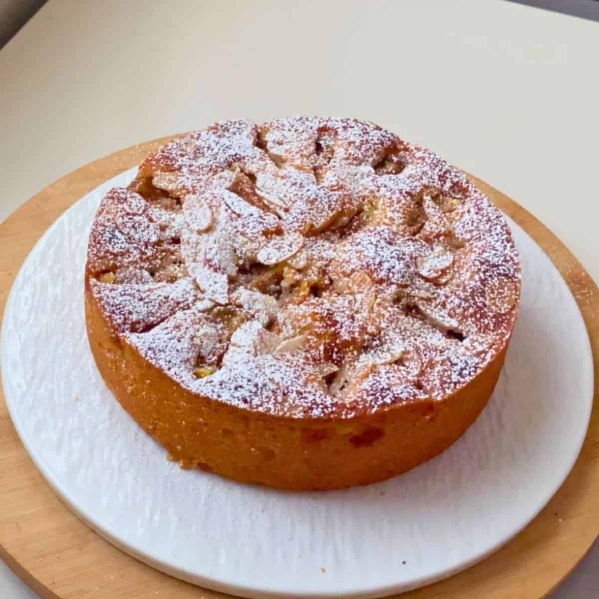 A fresh fig cake with almond flour.