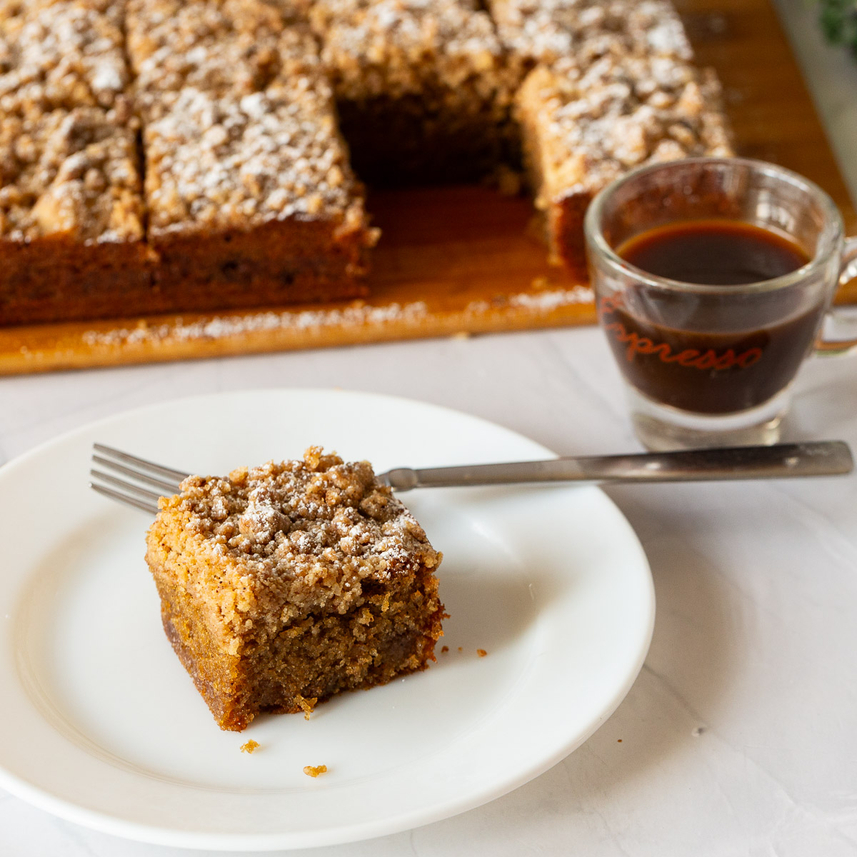 A slice of coffee cake on the plate.