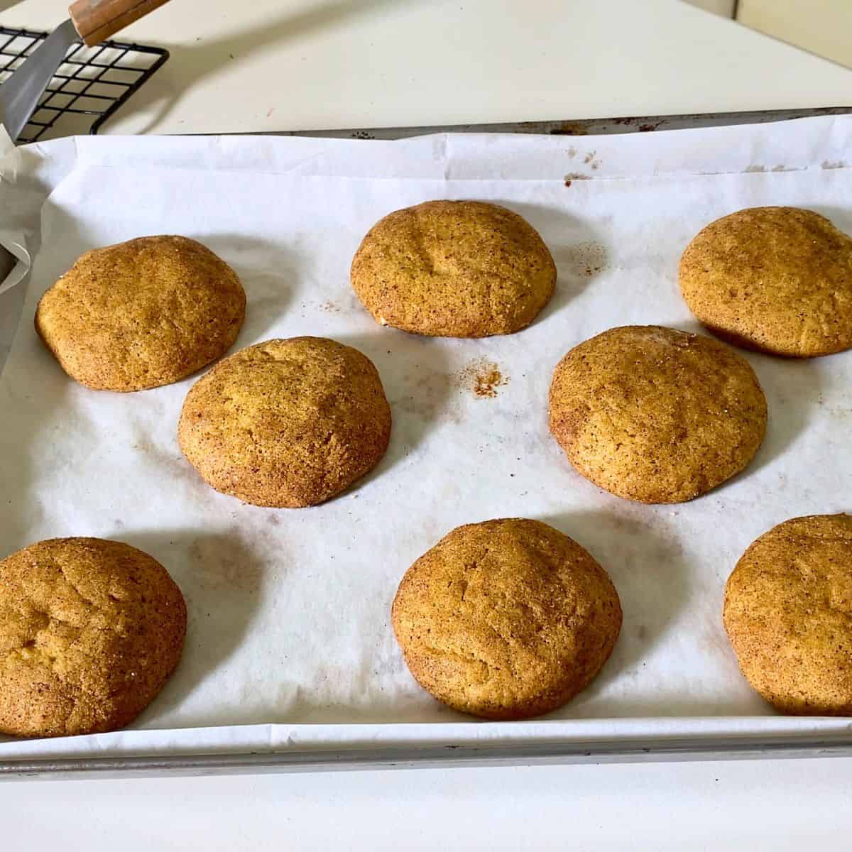 A baking tray with baked cookies.