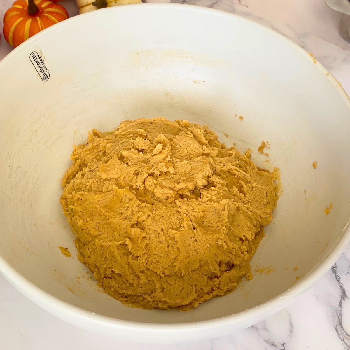 A bowl with pumpkin snickerdoodle cookies.